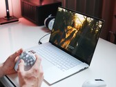 The Asus Zenbook S16 weighs 1.5 kg (3.34 lbs). (Image source: Notebookcheck)