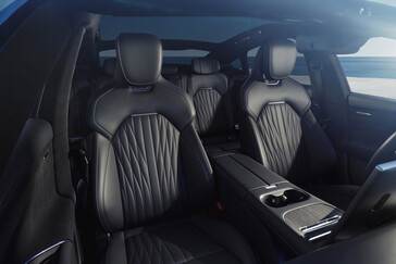 Xiaomi SU7 (2026) in the new Capri Blue color: The electric sports sedan is getting more than just a minor facelift. (Image source: Xiaomi)