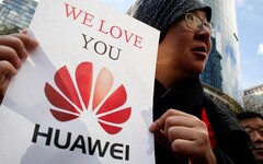 Meng's supporters have been protesting outside the British Columbia Supreme Court. (Source: bdnews24)