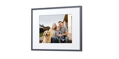 The Ugreen Gallery picture frame shows photos on a 13.3