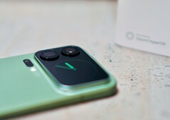 The Xiaomi 17 Pro Max has a fairly large display on the back. What can you do with it? (Image source: Notebookcheck)