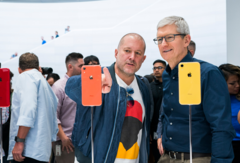 According to the WSJ, this might in fact be the first time Cook saw the iPhone Xr -- on launch day. (Source: Apple) According to the WSJ, this might in fact be the first time Cook saw the iPhone Xr -- on launch day. (Source: Apple)