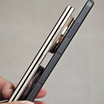 The X200 Ultra and Magic V5, from right to left. (Image source: Fenibook)