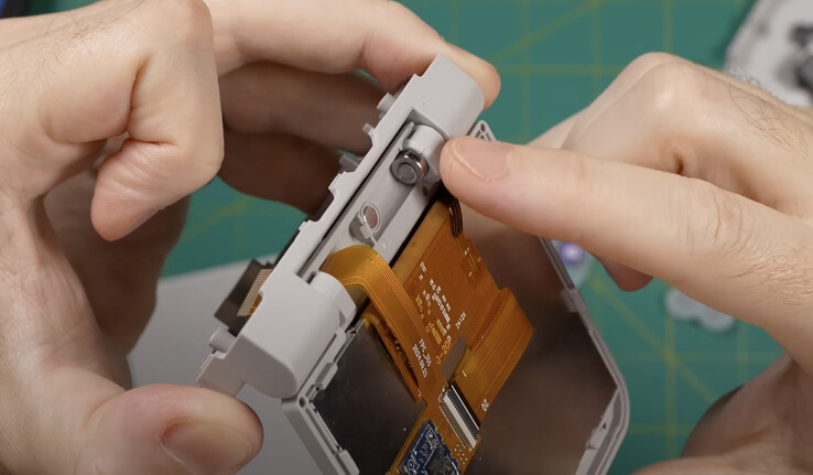 The Miyoo Flip V2 adds a metal hinge mechanism. (Image source: Retro Game Corps)