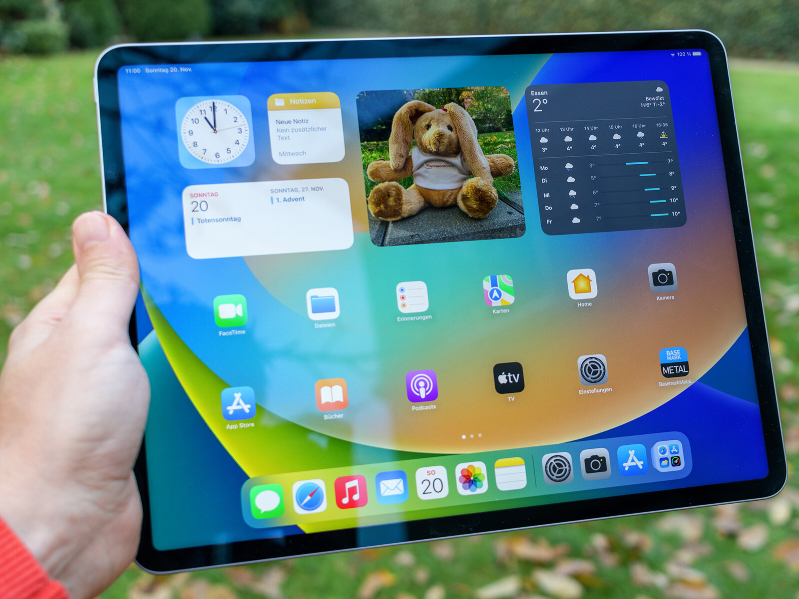 Apple iPad Pro 12.9 (2022) review: Apple's giant tablet now runs with ...
