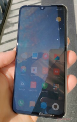 Using the Xiaomi Mi 9 SE outside in the sun