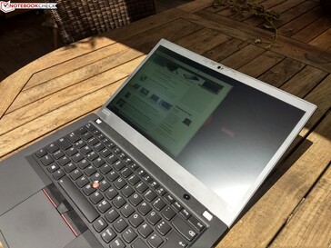 Using the ThinkPad T490 outside in the sun