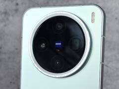 Review of the Vivo X200 Pro Mini. (Image source: Marcus Herbrich)