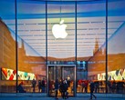 Exterior view of Apple Store with logo and customers inside (Image source: Pixabay)