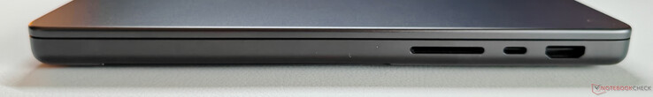 Right: SD card reader, USB-C 4.0 with Thunderbolt 4 (40 Gbit/s, DisplayPort ALT mode, Power Delivery), HDMI output