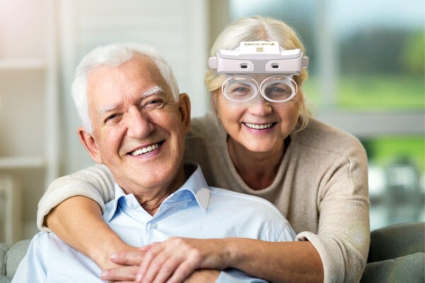 Ocutrx OcuLenz AR/XR headset allows patients to see the world fully. (Source: Ocutrx)