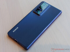Honor sells the Magic V2 in Phantom Purple and Midnight Black colour options. (Image source: Notebookcheck)