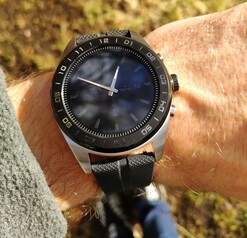 Using the LG Watch W7 outside in the sun