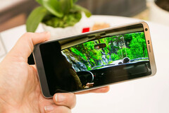 The Galaxy S8 isn't the only flagship Android phone with slim bezels; the G6 wears the look just as well. (Source: CNET)