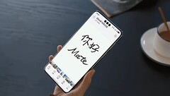 An alleged new Mate 70 smartphone in action. (Image source: Digital Chat Station)