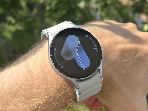While not as bright as that of the Galaxy Watch 8, the screen of the Galaxy Watch 7 can be seen  clearly under direct sunlight. (Image source: Notebookcheck)