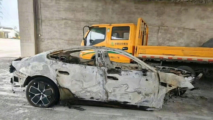 The SU7 allegedly photographed after the crash. (Source: Weibo)