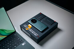 Next to the V3 are its new hinge and batteries. (Photo: Alexander Wätzel)