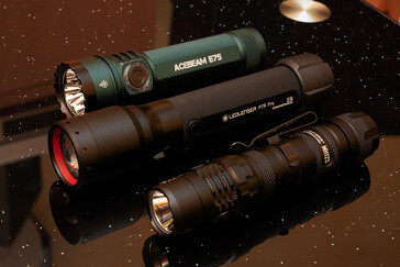 Size comparison with the E75 and MH12S (Image source: Andreas Sebayang/Notebookcheck.com)