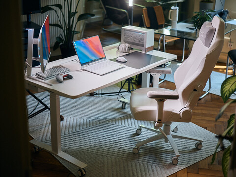 Height-adjustable desk with practical accessories: Esslinger VexelLine in a practical test