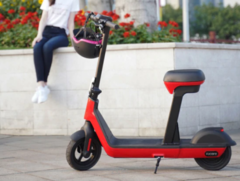 The Fucare HU3 Pro can be ridden as a seated mini-bike or electric scooter. (Image source: Fucare)