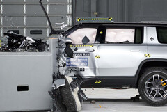 SUV Rivian R1S در تست تصادف IIHS امتیاز بالایی کسب کرد.  (منبع تصویر: IIHS)
