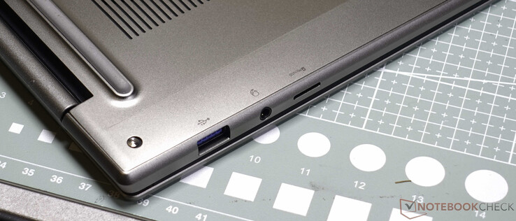 Right side: USB-3-A, 3.5-mm-Headset, microSD