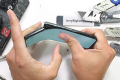 OnePlus claims that there are no issues with the OnePlus 10T's structural integrity. (Image source: JerryRigEverything)