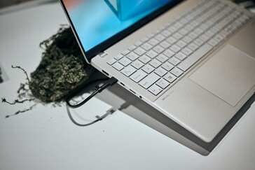 ASUS Vivobook S 16. (Source: Alex Waetzel for Notebookcheck)