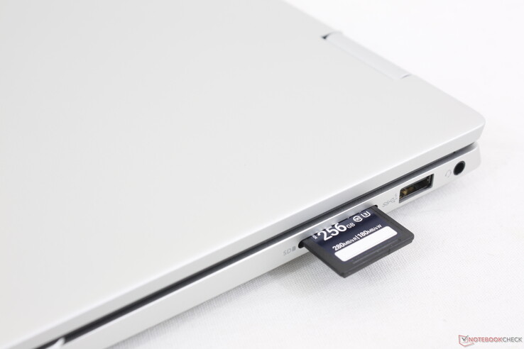 Fully inserted SD card protrudes by about half its length for unsafe transporting