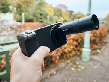 The X300 Pro with the mounted teleconverter (image source: Alex Wätzel)