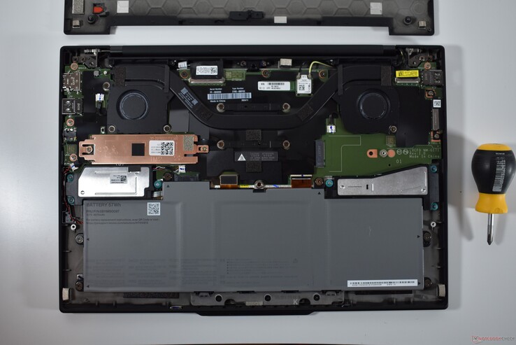 Lenovo ThinkPad X1 Carbon Gen 13: Magnesium version without 5G/WWAN antennas.