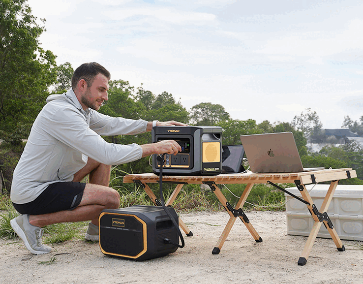 The Vtoman FlashSpeed 600 portable power station sports a built-in handle