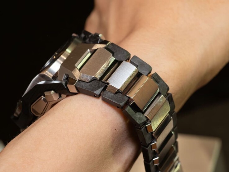 A photo of the Casio G-Shock MTG-B4000D-1A watch's outer strap. (Image source: Impress Watch)