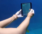 Oppo demonstrates the water resistance of the Find N5. (Image source: Weibo)