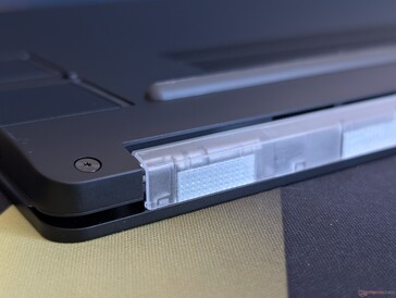 Edge of the clear plastic display bezel lines up neatly with the edge of the aluminum lid