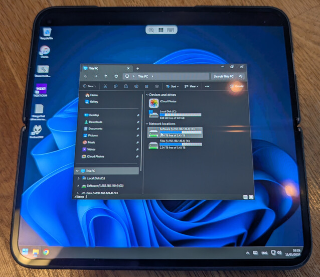 Foldables definitely have the edge when working with Remote Desktop, VNC and other remote administration tools. But there are still compromises (Image Source: Notebookcheck)