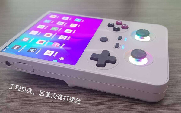 An alleged look at an Anbernic RG477V engineering sample. (Image source: Maxzhou88)