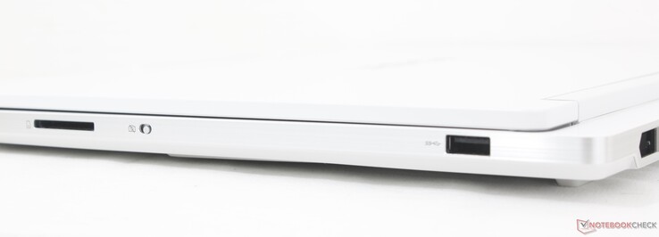 Right: SD reader, Electronic webcam switch, USB-A 3.2 Gen. 1