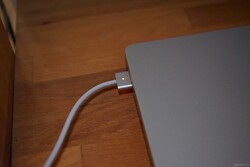 MagSafe connector with status LED