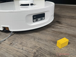 The obstacle detection of the Qrevo Curv 2 Flow is not at the highest level.