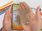 Samsung's foldables have always struggled against dirt and debris getting caught in the screen and the hinge. (Image source: JerryRigEverything)