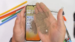 Samsung's foldables have always struggled against dirt and debris getting caught in the screen and the hinge. (Image source: JerryRigEverything)