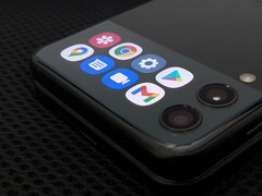 CoverScreen OS makes it possible to use any app on the Galaxy Z Flip3's secondary display. (Image source: Jagan2)