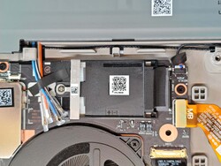 WWAN-ready with pre-installed antennas (image source: Notebookcheck)