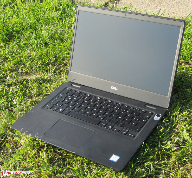Using the Dell Latitude 3400 outdoors. (Image source: Notebookcheck)