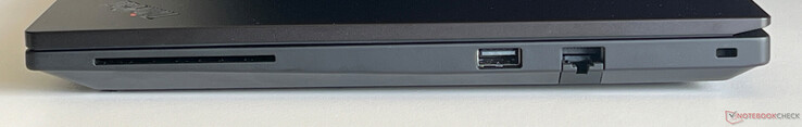 Unlike some other modern laptops, the ThinkPad P14s still has USB-A and an Ethernet port (Image source: Andreas Osthoff)