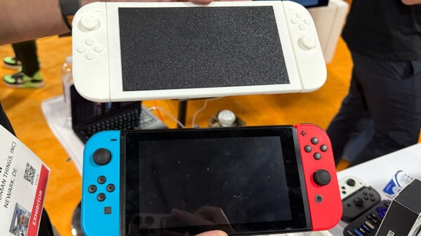 Genki’s 3D-printed mockup of the Switch 2 next to the original Switch (Image source: Numerama)