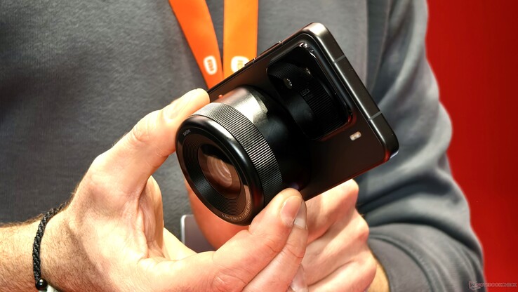 Xiaomi could leverage its experience with the magnetic optical system from this spring in the Xiaomi 17 Ultra. (Image source: Alexander Fagot, Notebookcheck)