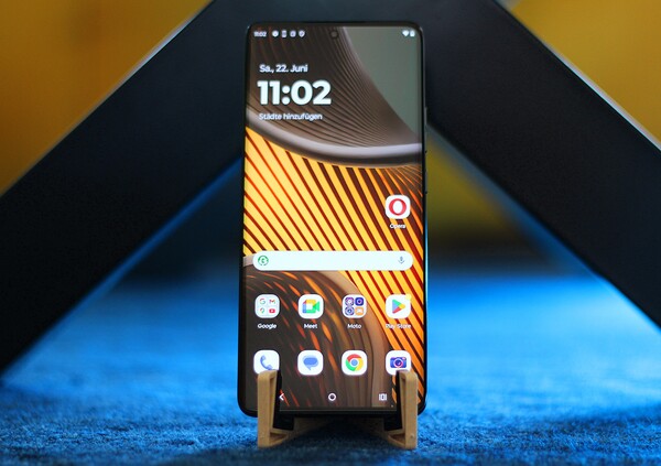 The Motorola Edge 50 Ultra shipped with Android 14 out of the box. (Image source: Notebookcheck)